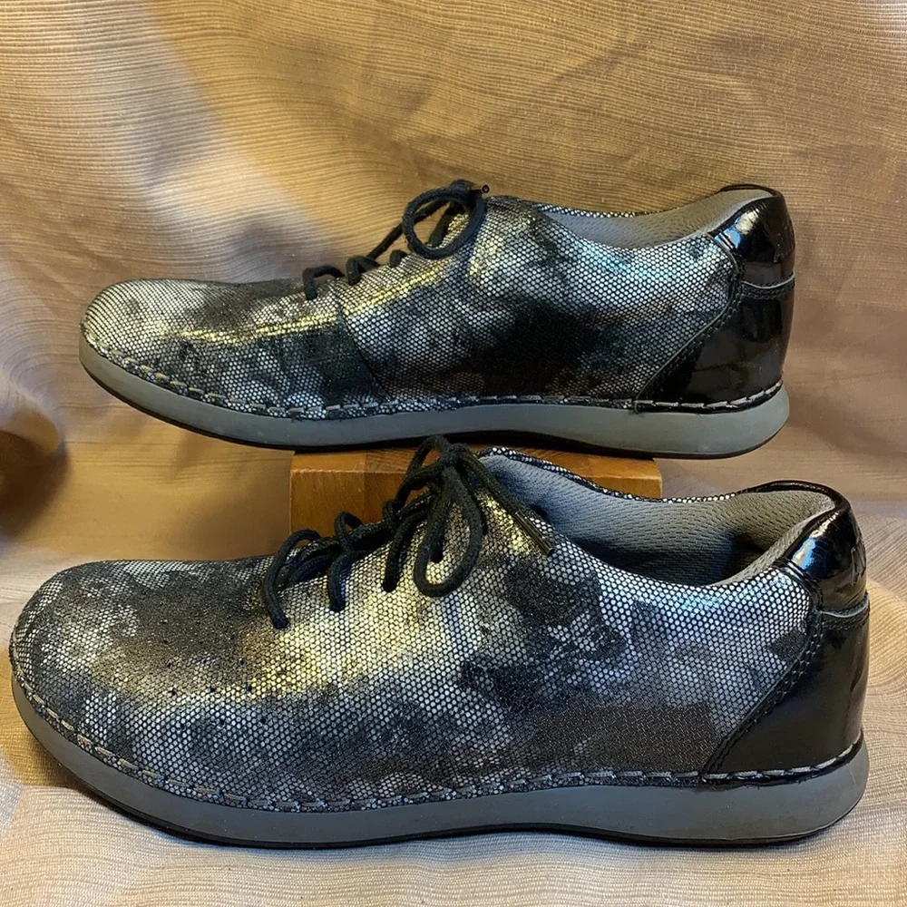 Alegria leather lace up shoes in EUC w/silver colr